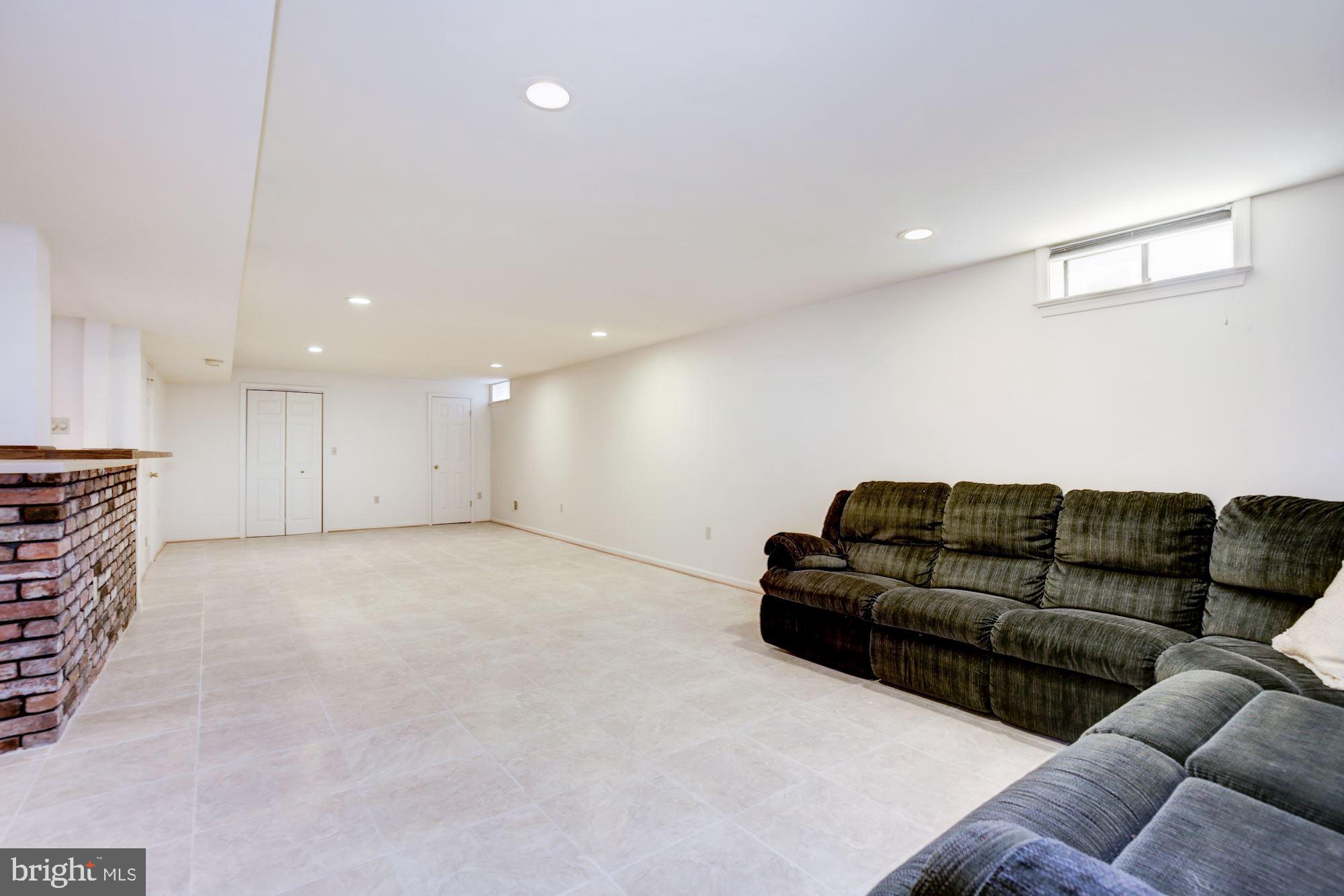 WILLIAMSBURG GARDENS - Residential Lease