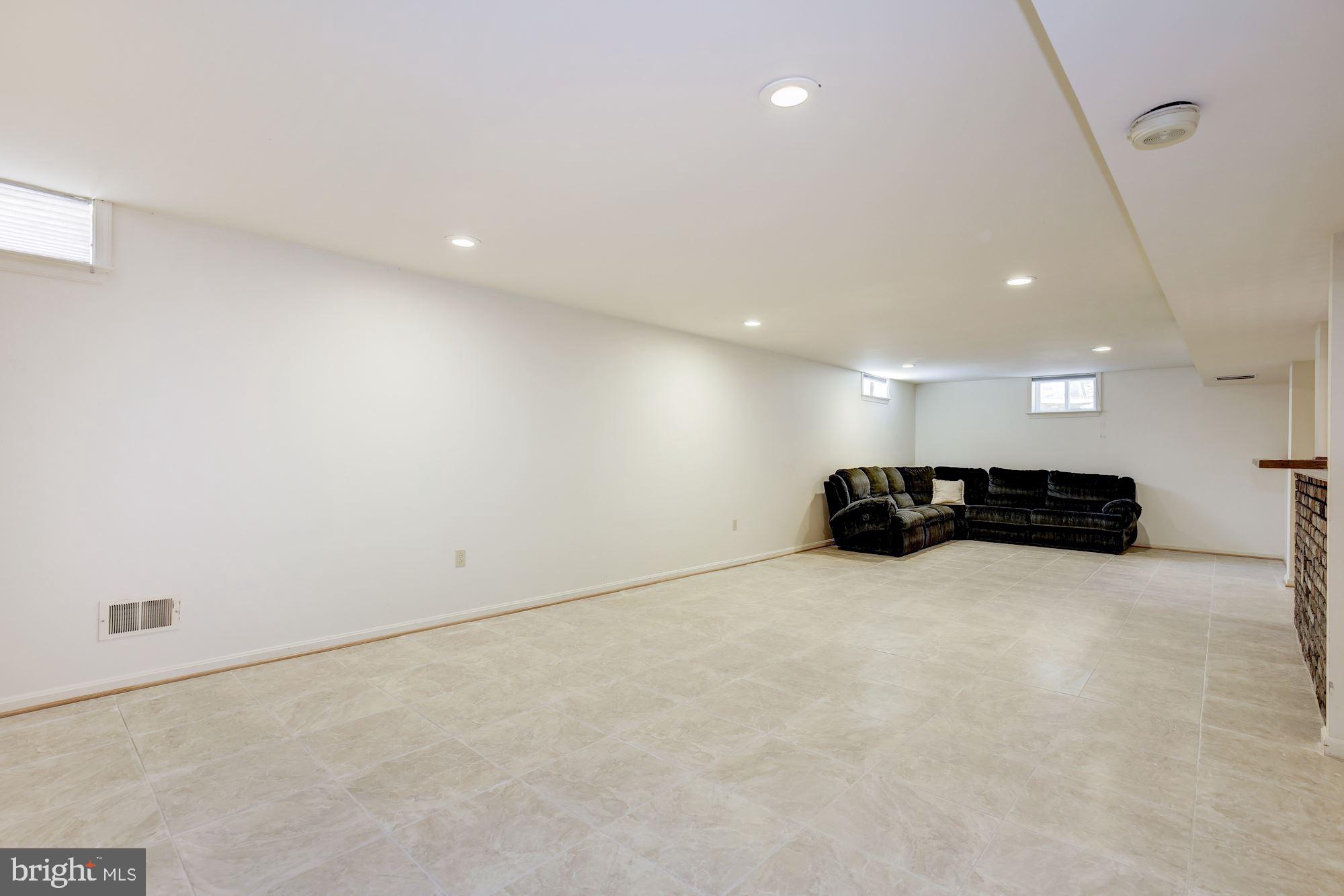 WILLIAMSBURG GARDENS - Residential Lease