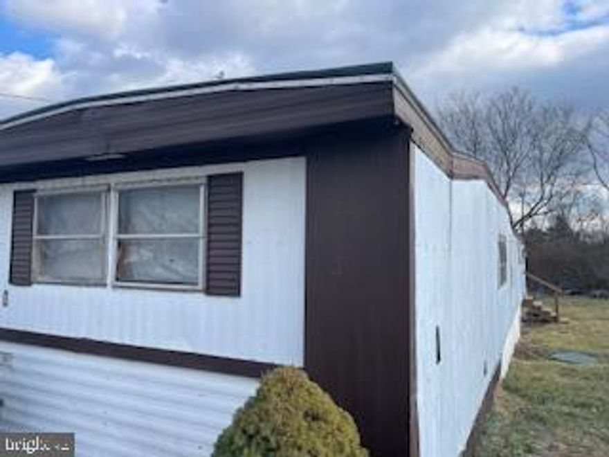 Located in Fabric Trailer Park, Bunker Hill, this 3 bedroom, 1 bath, manufactured home features NEW LVP floors and fresh paint throughout! The floor plan features a bright, open concept living area and eat-in kitchen; a stackable washer and dryer, and full bath.
Rent includes: Water, sewer, and trash.