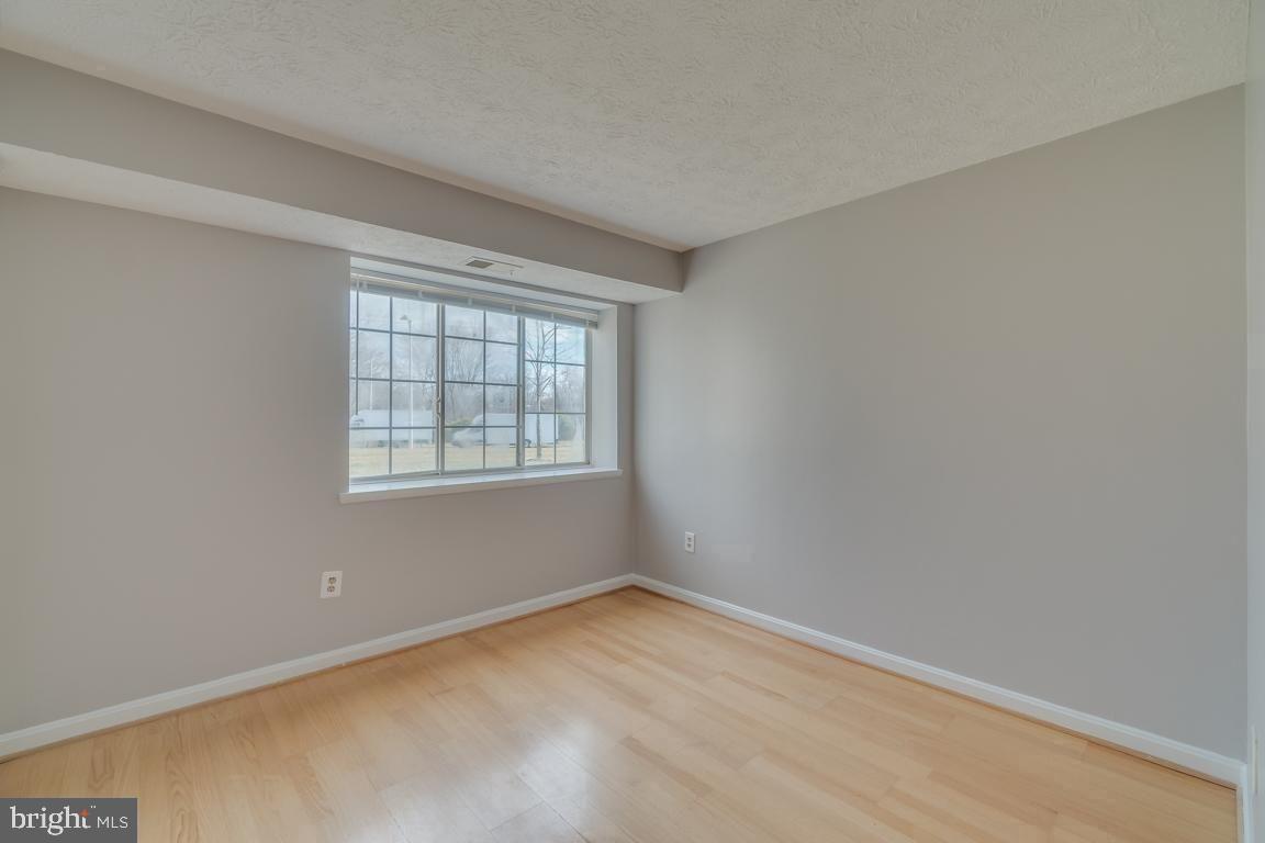 KNOLLS AT NORTH LAKE CONDOMINIUM - Residential Lease