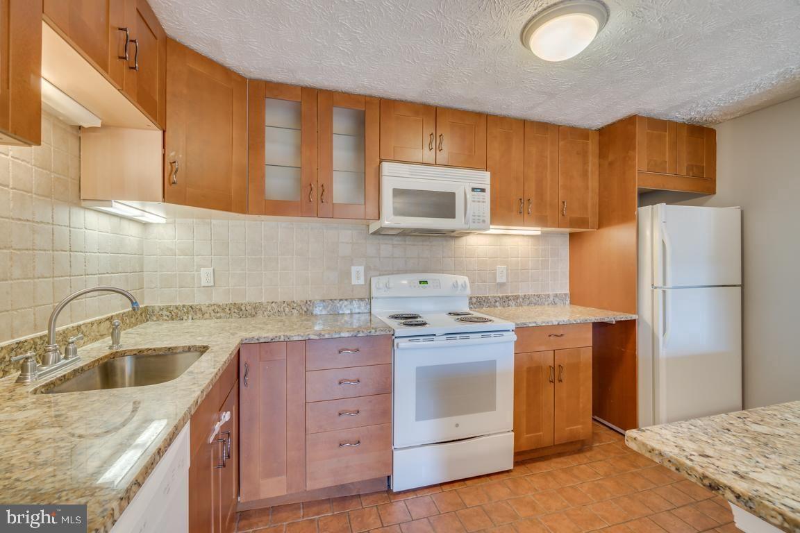 KNOLLS AT NORTH LAKE CONDOMINIUM - Residential Lease