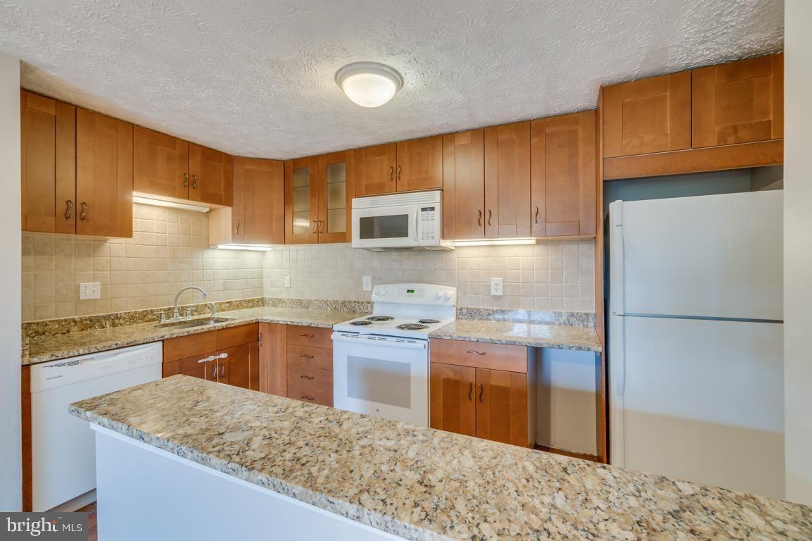 KNOLLS AT NORTH LAKE CONDOMINIUM - Residential Lease