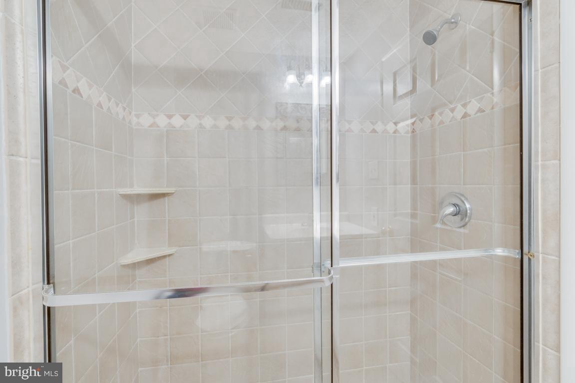 KNOLLS AT NORTH LAKE CONDOMINIUM - Residential Lease