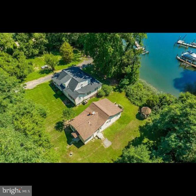 Investors dream! This is 2 houses with 4 additional waterfront lots deal! All furnishings convey! Big house has 4beds 3baths, small has has 2beds and 2.5bath! There are swings, gazebo, piers (more than 1) fire pits! Everything for you to enjoy this waterfront paradise and also generate airbnb income!
Each waterfront lot alone is worth $175k! Current airbnb ratings are 4.5 star+. Great airbnb income! Don’t miss this awesome opportunity!