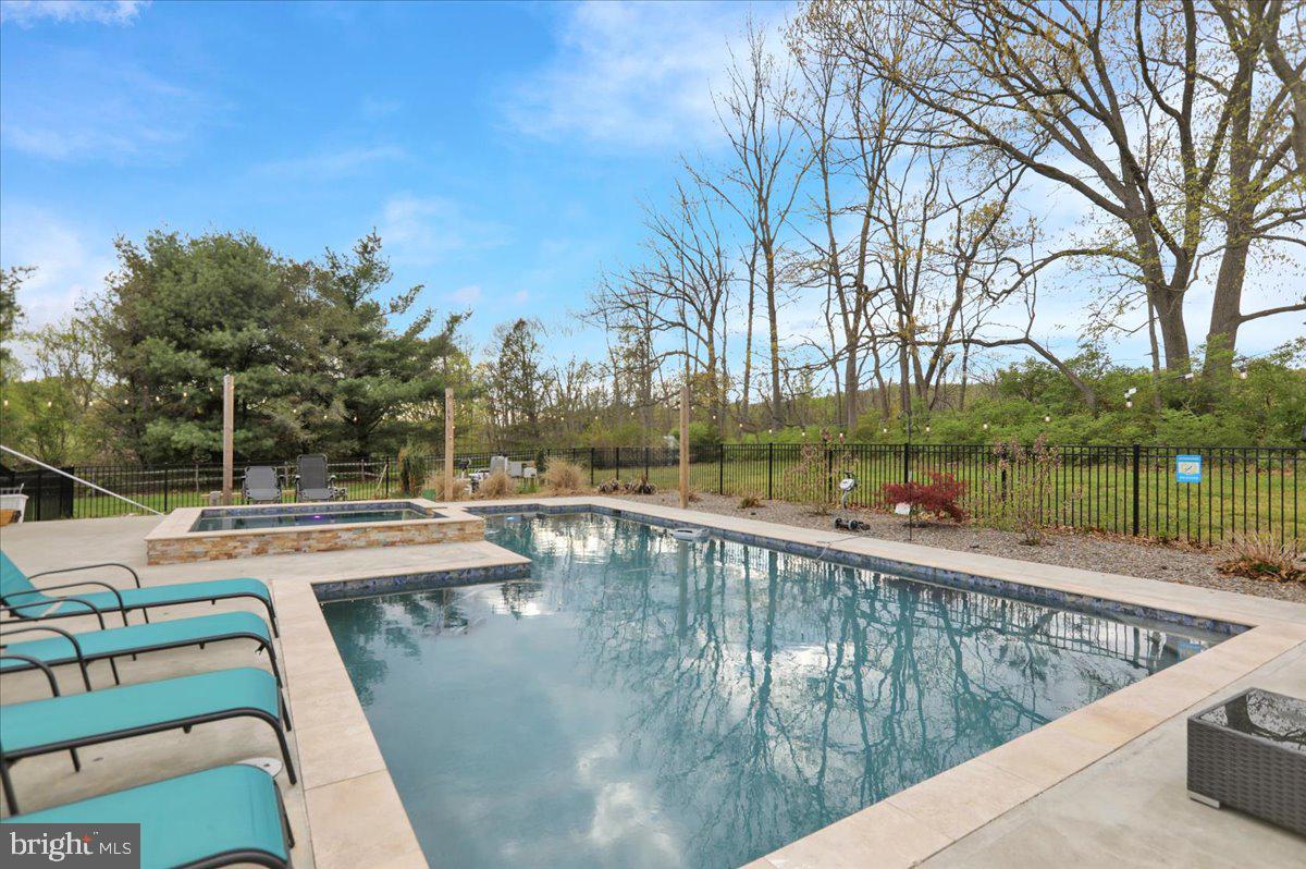 EST @ CEDAR HOLLOW - Residential