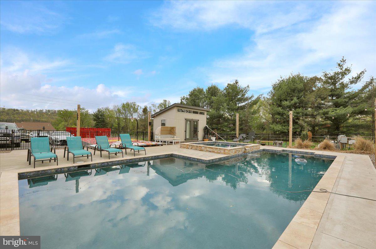 EST @ CEDAR HOLLOW - Residential