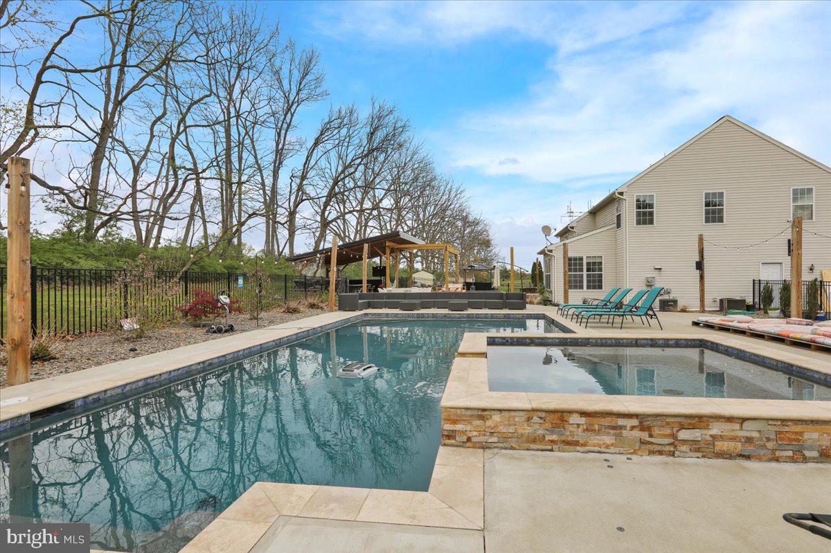 EST @ CEDAR HOLLOW - Residential