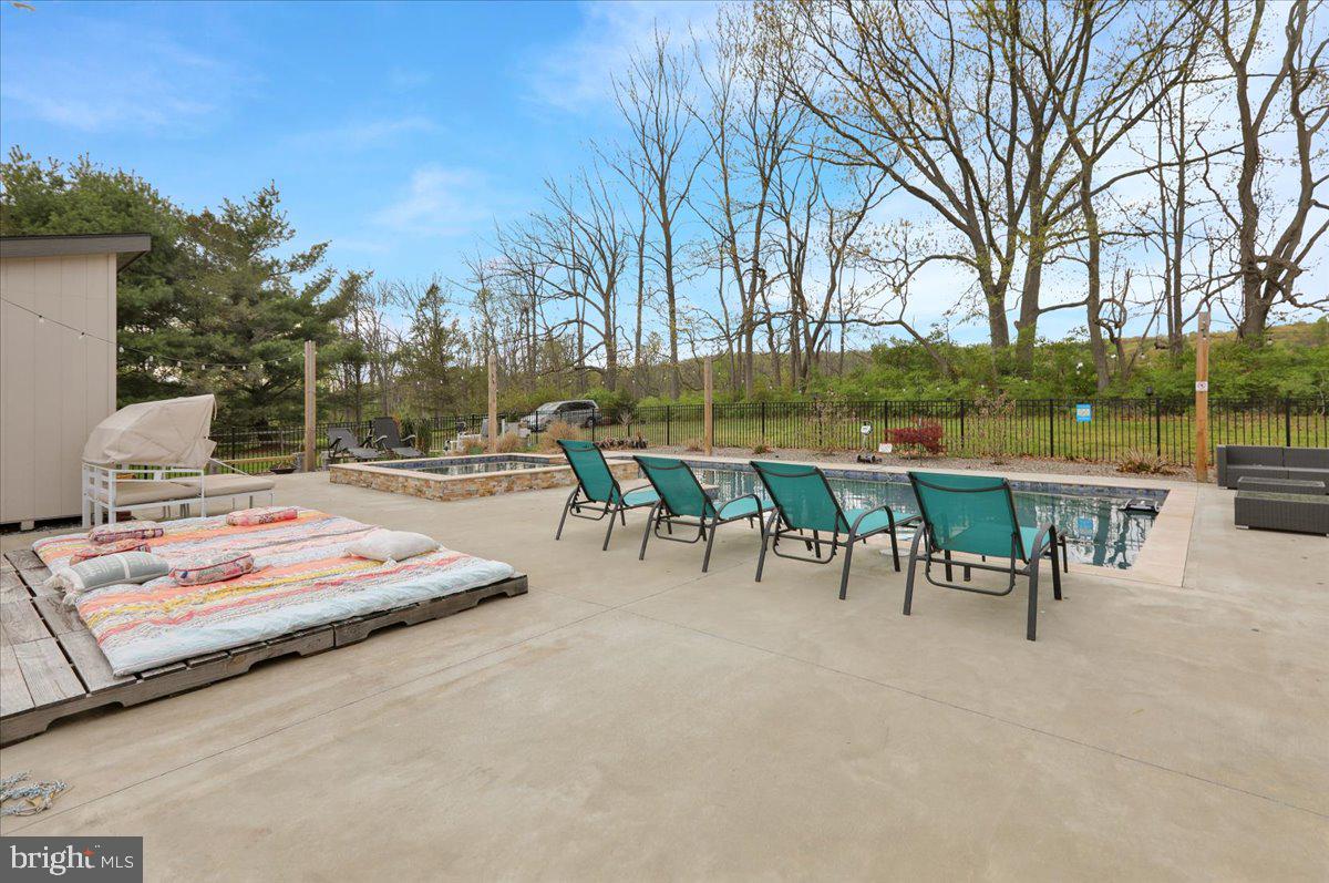 EST @ CEDAR HOLLOW - Residential