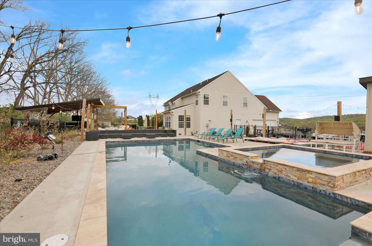 EST @ CEDAR HOLLOW - Residential