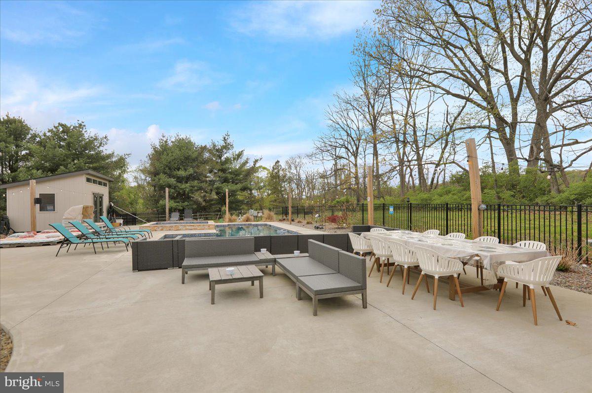 EST @ CEDAR HOLLOW - Residential