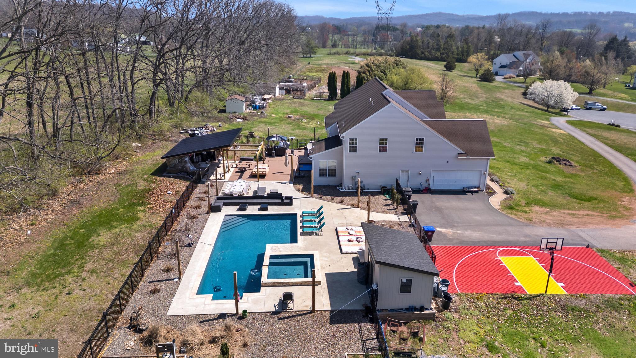 EST @ CEDAR HOLLOW - Residential