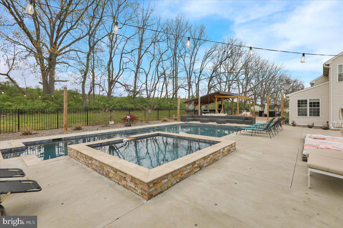 EST @ CEDAR HOLLOW - Residential