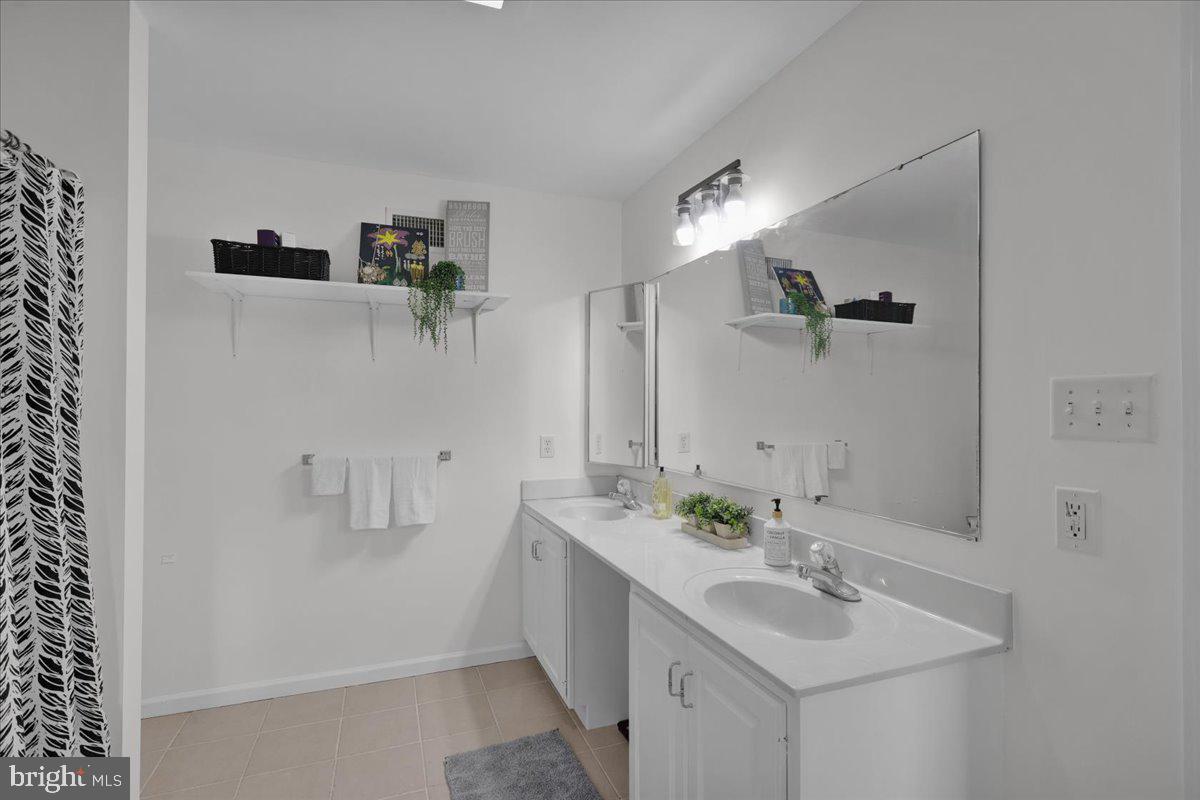 EST @ CEDAR HOLLOW - Residential