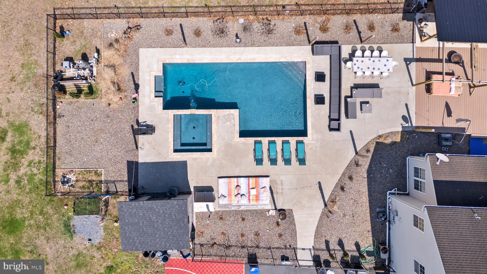 EST @ CEDAR HOLLOW - Residential