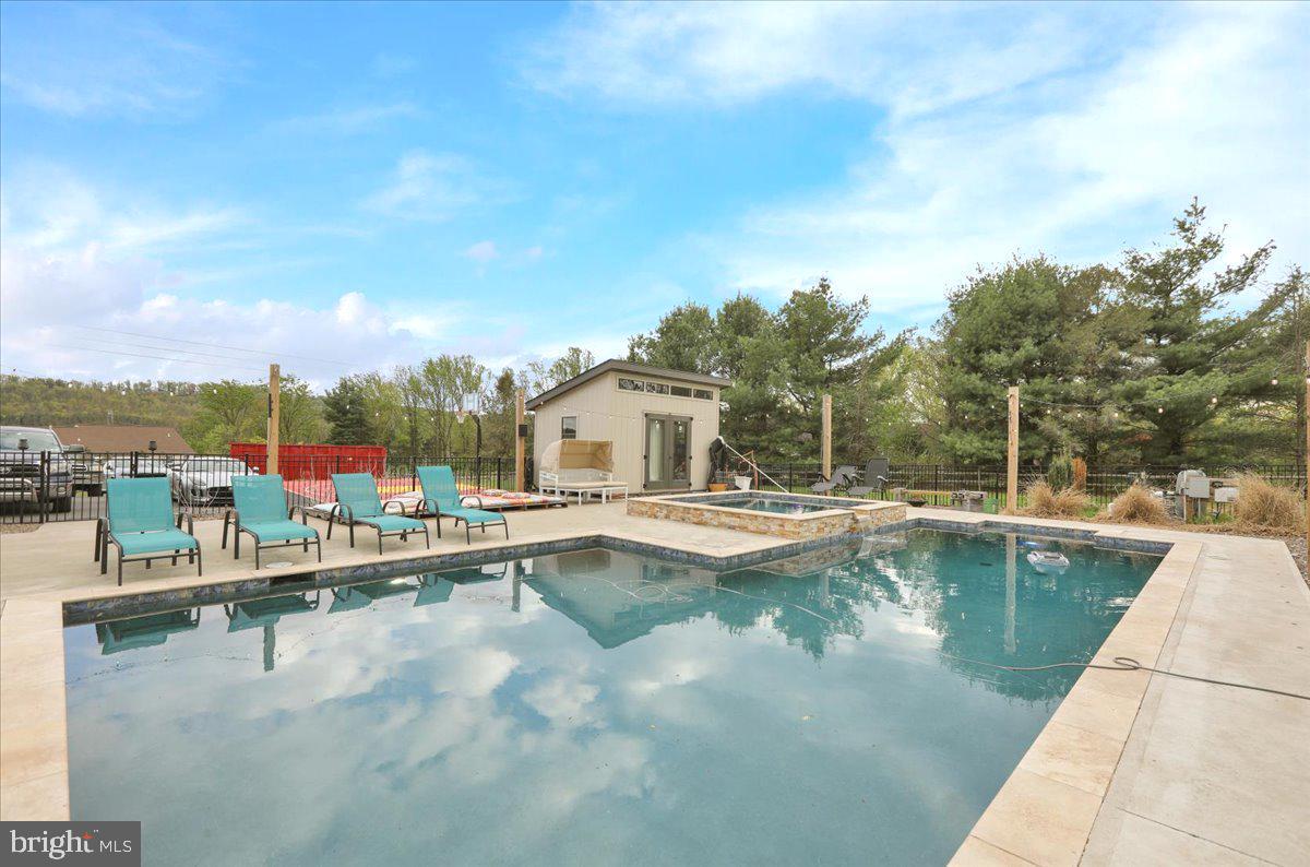 EST @ CEDAR HOLLOW - Residential