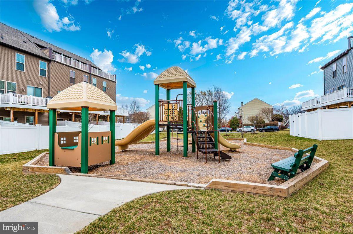 DOMINION TRAIL - Residential Lease