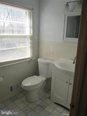 BURNT MILLS KNOLLS - Residential Lease