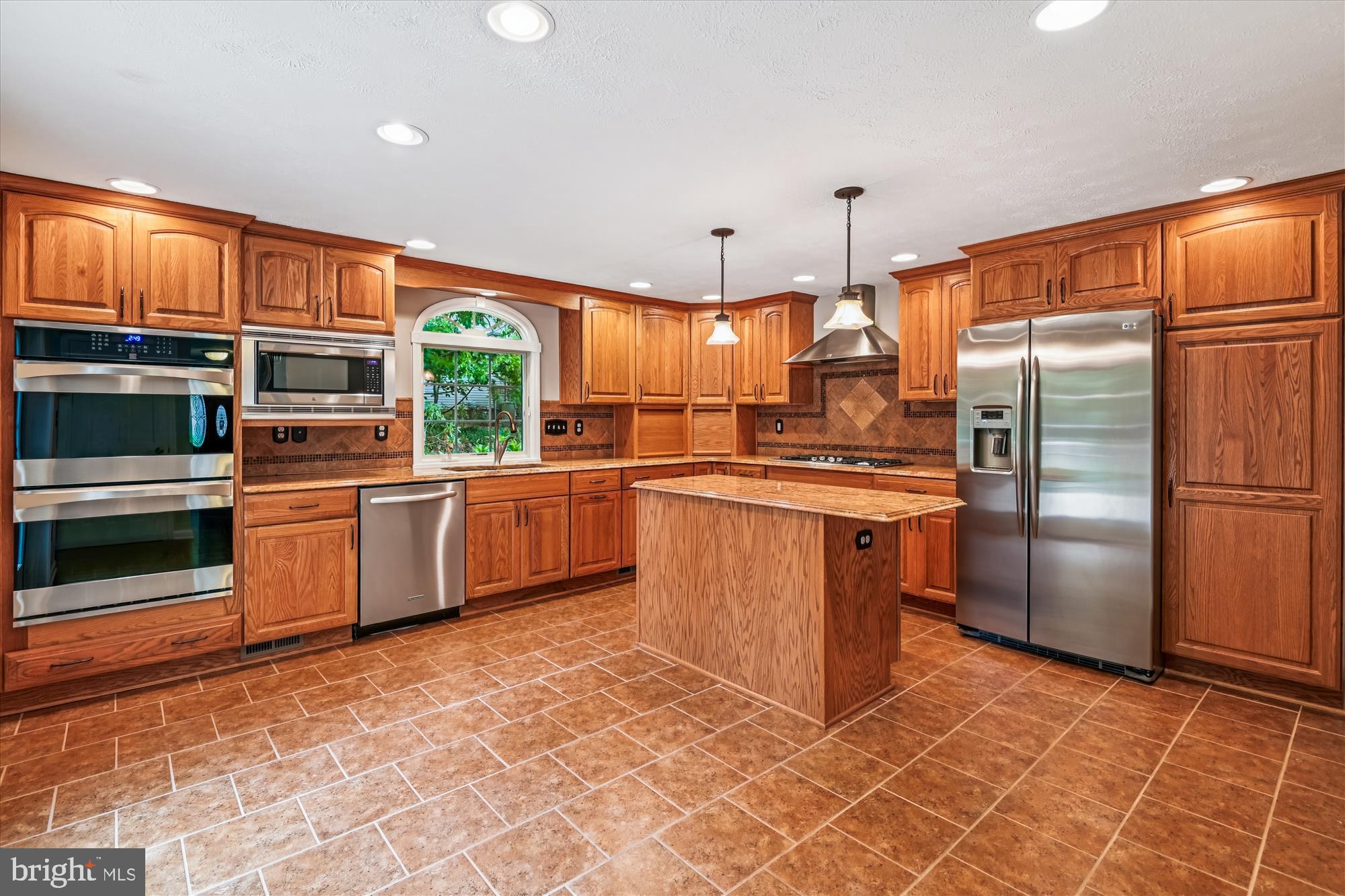 BAY HILLS - Residential