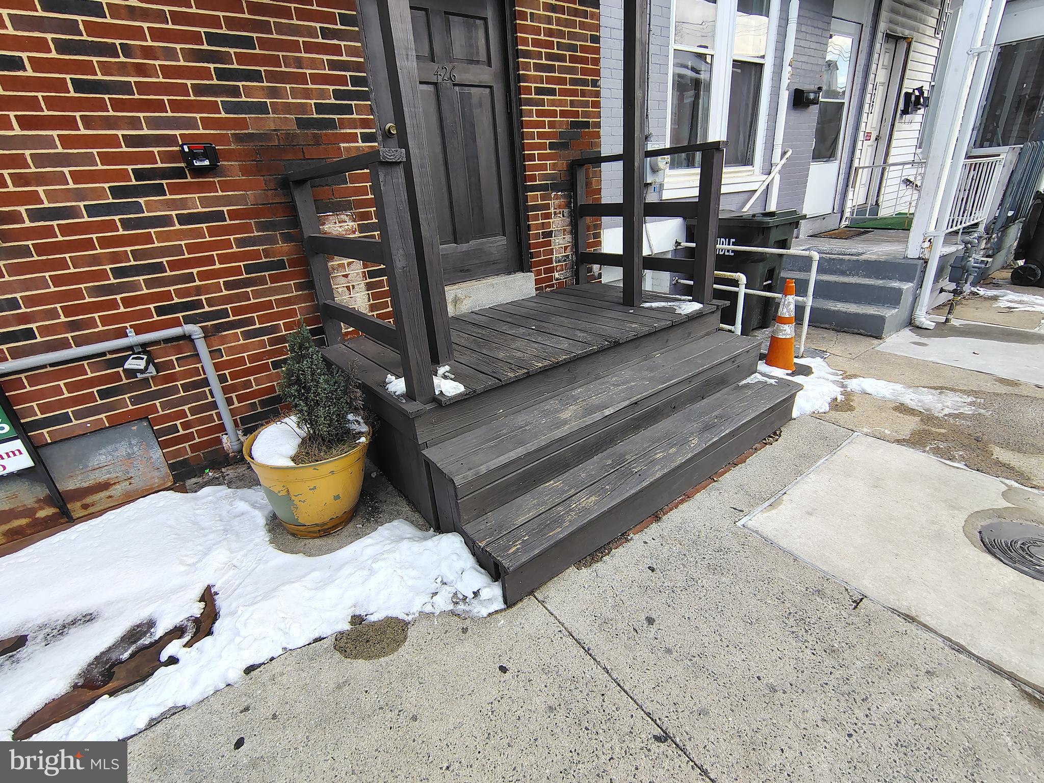 Main image without alt text