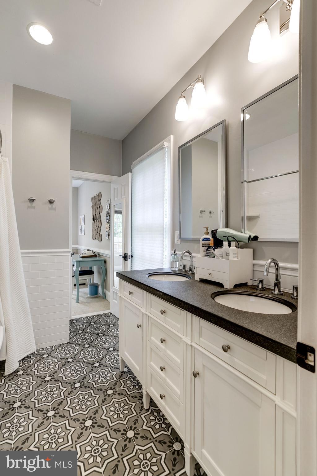 HILLSIDE MANOR - Residential