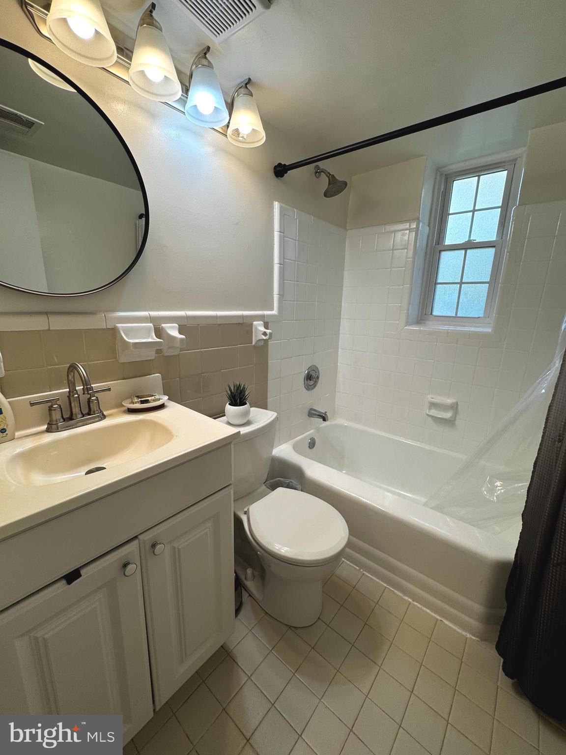 PALISADE GARDENS - Residential Lease