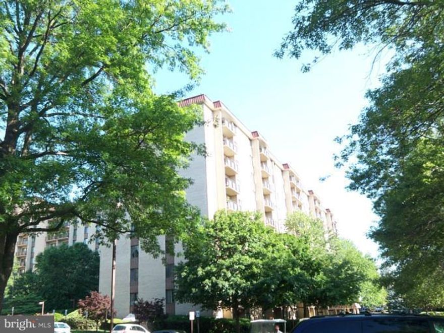 Large unit with 2 master 2 BA. Minutes to D.C., Metro stations, major routes, walk to 7-Corners, etc.Abundant amenities including 2 outdoor pools, 3 gyms, convenience store, party rooms, park-like settings and plenty of parking. You will love it. Great views. Nice floor plan, and good sized rooms  Rent includes all utilities.  Dial 000 to gain access to main entrance. Sec-8 Welcome