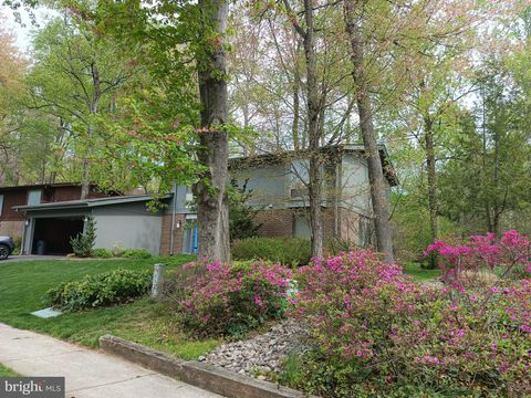 Photo of 4231 Elizabeth Lane, ANNANDALE, VA 22003 (MLS # VAFX2301224)