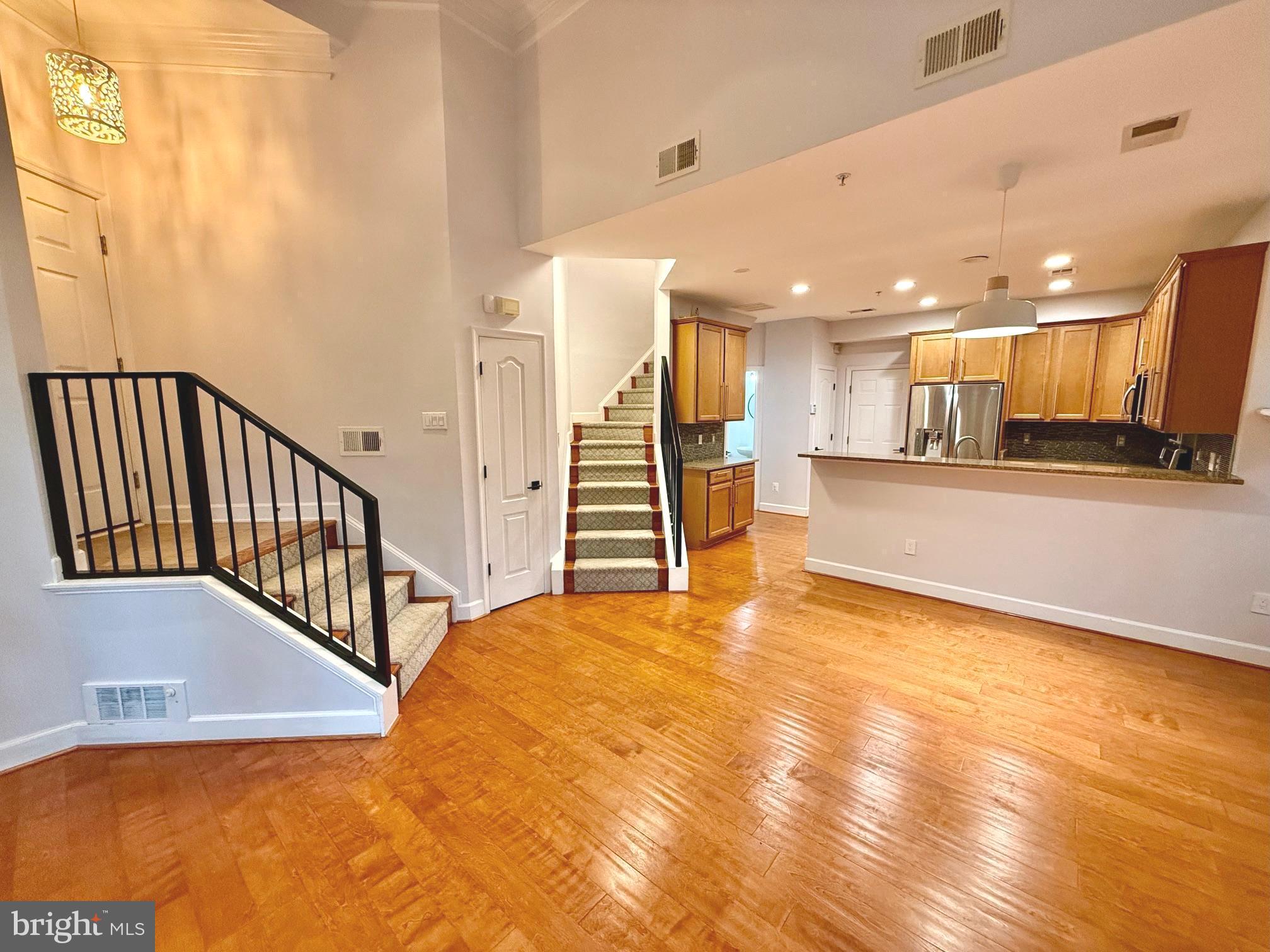 BUCKINGHAM STATION - Residential Lease