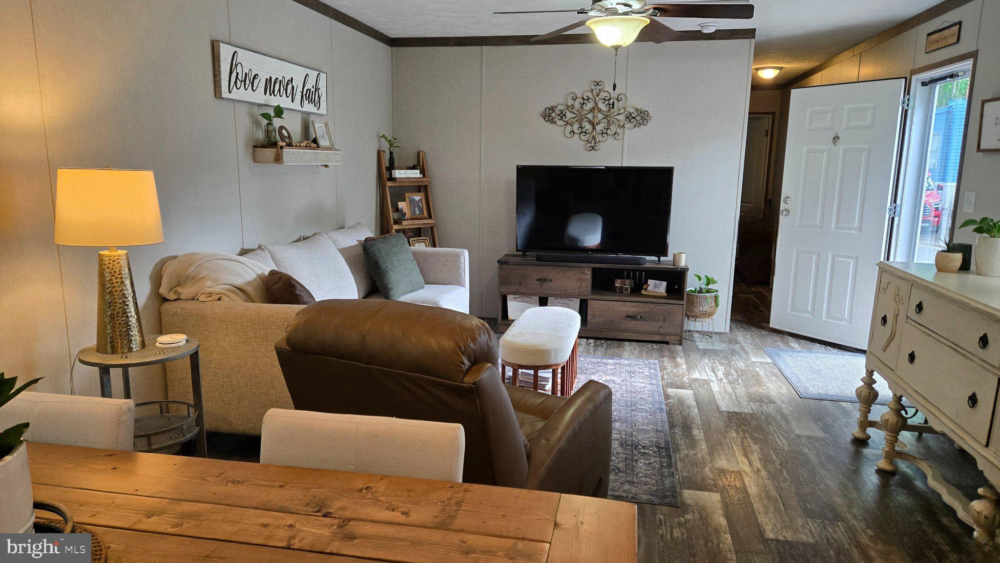 HOLIDAY MOBILE ESTATES - Residential