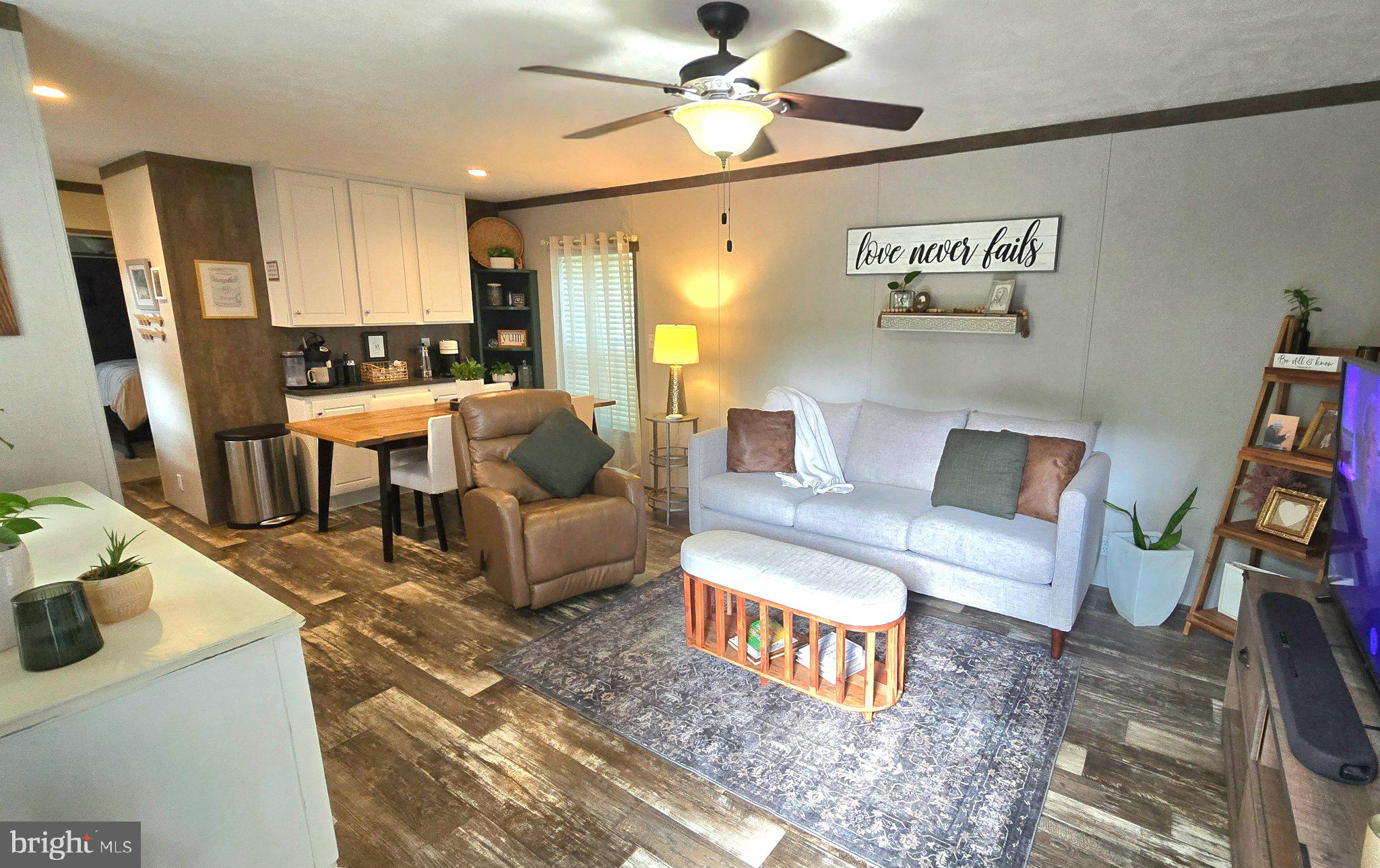 HOLIDAY MOBILE ESTATES - Residential