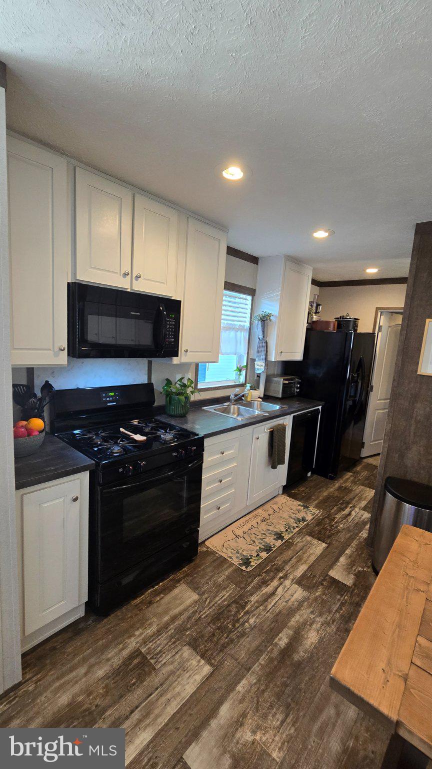 HOLIDAY MOBILE ESTATES - Residential
