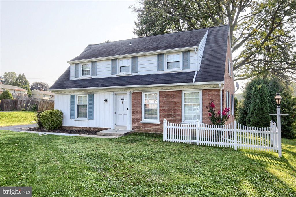 Photo of 712 Imperial Drive, Lancaster, PA 17601 (MLS # PALA2056130)