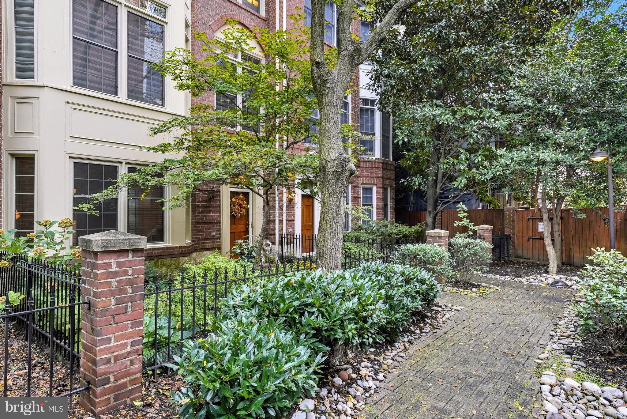 BROMPTONS AT BALLSTON - Residential