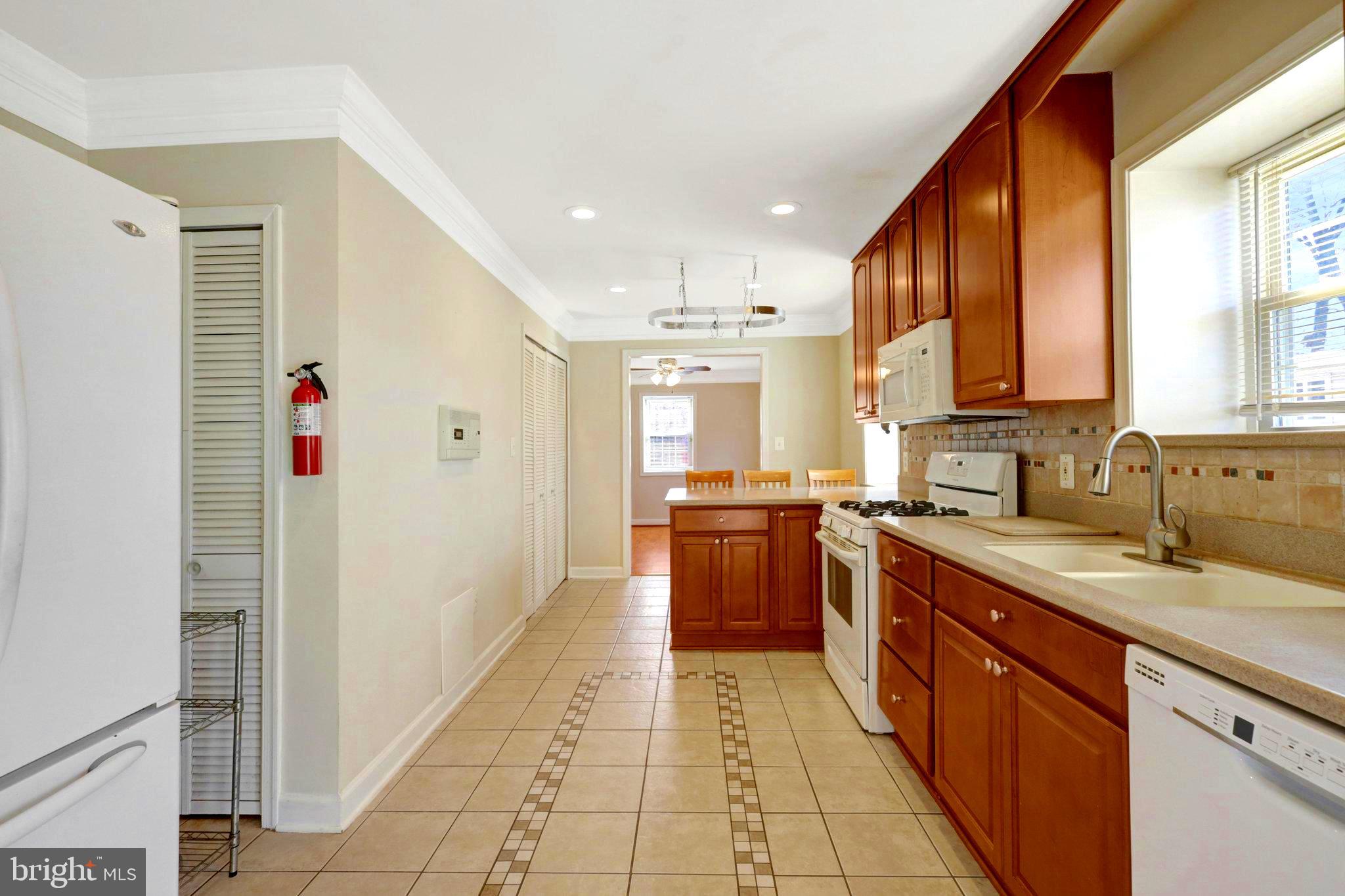 LOISDALE ESTATES - Residential Lease