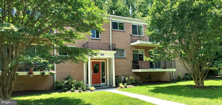 Bright and spacious 1 bedroom 1 bath located in the convenient Bethesda area. Close to Grosvenor metro station, NIH, Rock Creek Park and Strathmore Center. Nice community including clubhouse, Tennis, outdoor pool and bike path. Condo fee includes all utilities. New kitchen and New bathroom were done 1 year ago. Better than rent, do not miss it! make an offer!