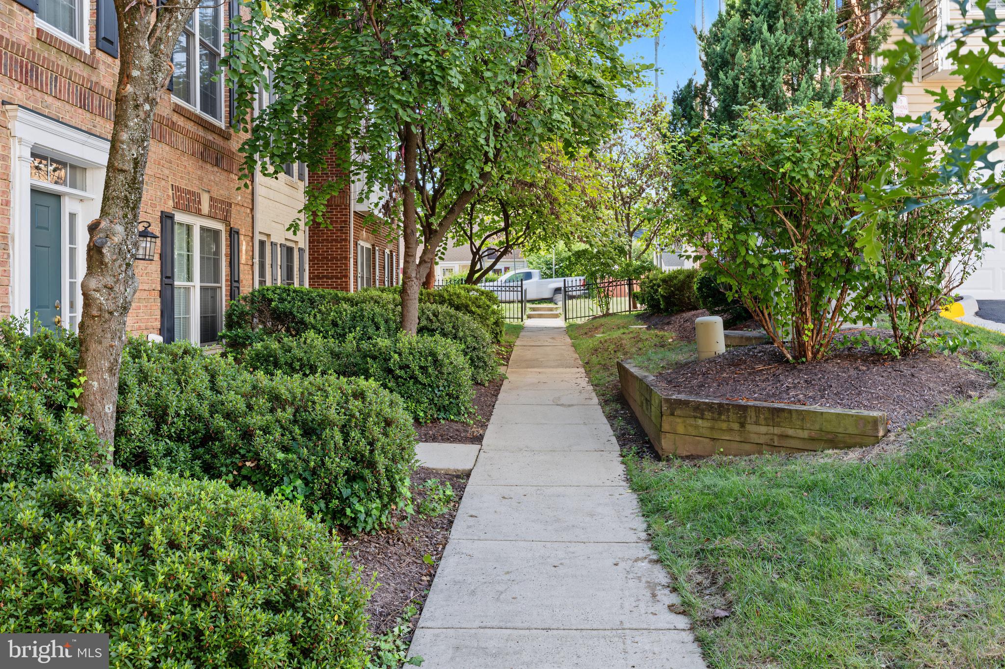 2467 HUNTINGTON PARK DRIVE