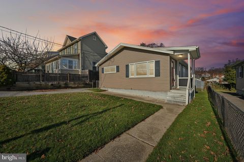 Homes For Sale - 2828 Alabama Avenue<br/> HALETHORPE, MD 21227