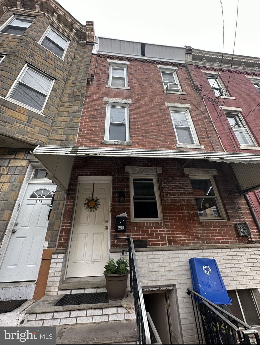 620 Tasker street is a 1 bed 1 bath 1st floor unit in the heart of South Philly 

Available now for just $1,150/ month + $50 flat water fee 

No pets allowed and no washer and dryer in building, but there is a laundromat a few blocks down

Central AC and just a quick walk to stores , great food, and everything else south Philly has to offer

This unit has a private backyard as well 

1st month rent , last month rent, and security deposit due prior to move in.
