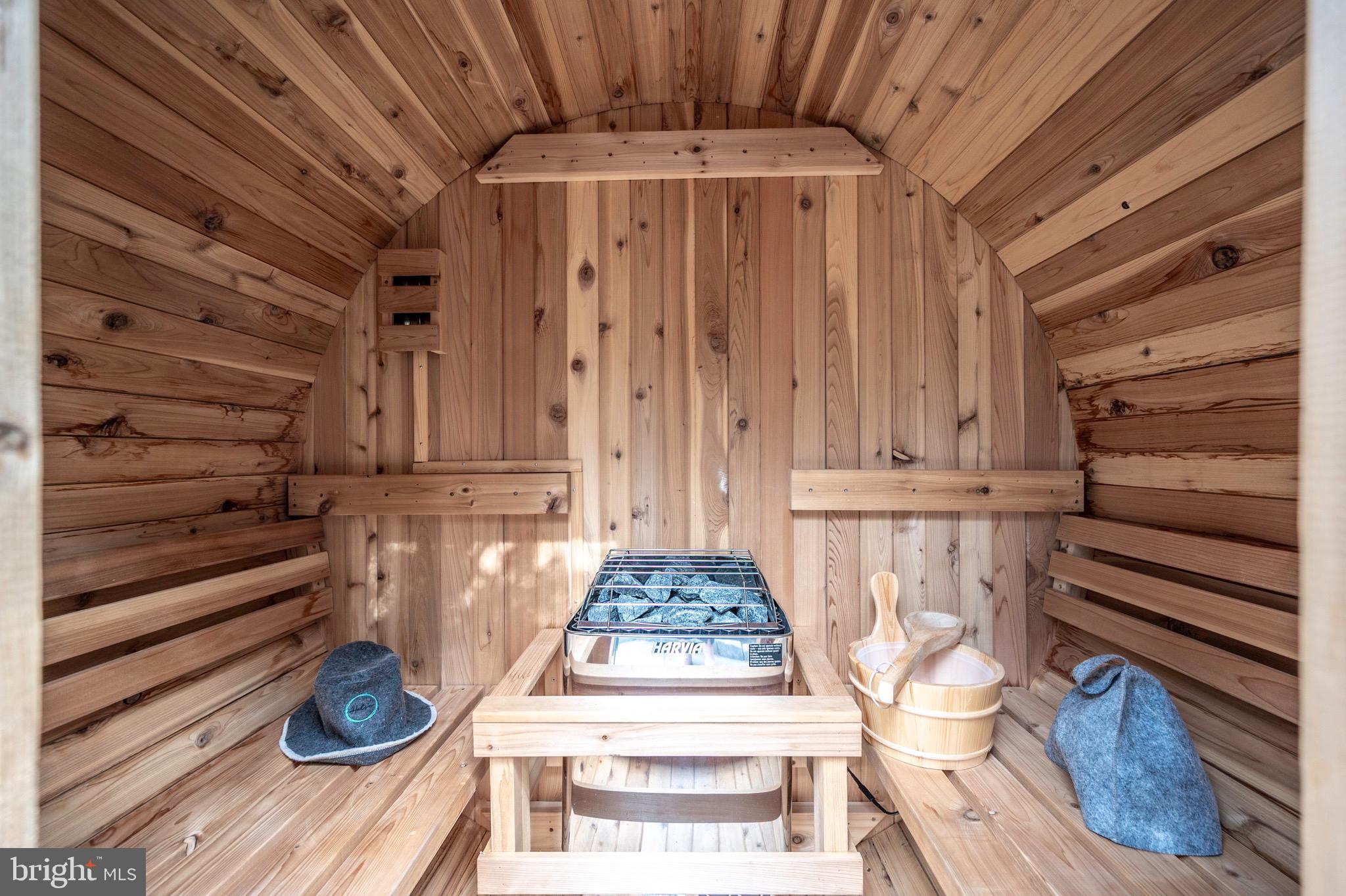 HOLLIN HILLS - Residential