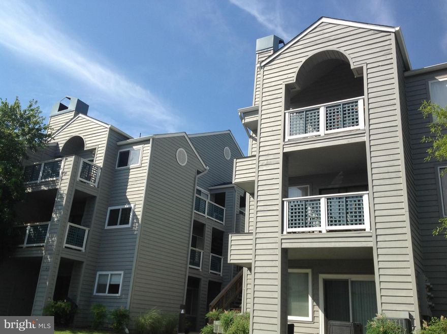 . Modern looking condo in heart of Reston (Northpoint Village).  Less than 1 mile from Reston Town Center.  Vaulted ceilings.   Lots of natural light. 2 large bedrooms. Fireplace.  Stainless appliances.  Washer & Dryer.  Ample storage.  Bike/walk/jog trails, parks, pools & tennis courts. Minutes to FFX Pkwy., Reston Pkwy., Toll Rd. & Metro Bus.  Walk to Giant, Starbucks, Restaurants,  etc.