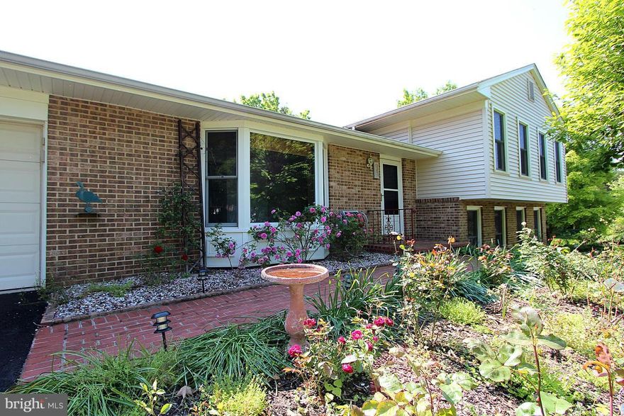 Nearly 3,000 sq. ft. home in Horizon Hill. This spacious 4 level home features 6 bedrooms, 3 full baths, spacious eat-in kitchen, bright living room and dining room, family room that walks out to the patio, recreation room and sunroom. Two car garage. Solid and well maintained home needs cosmetic updates and your personal touch. Great price for location and community!