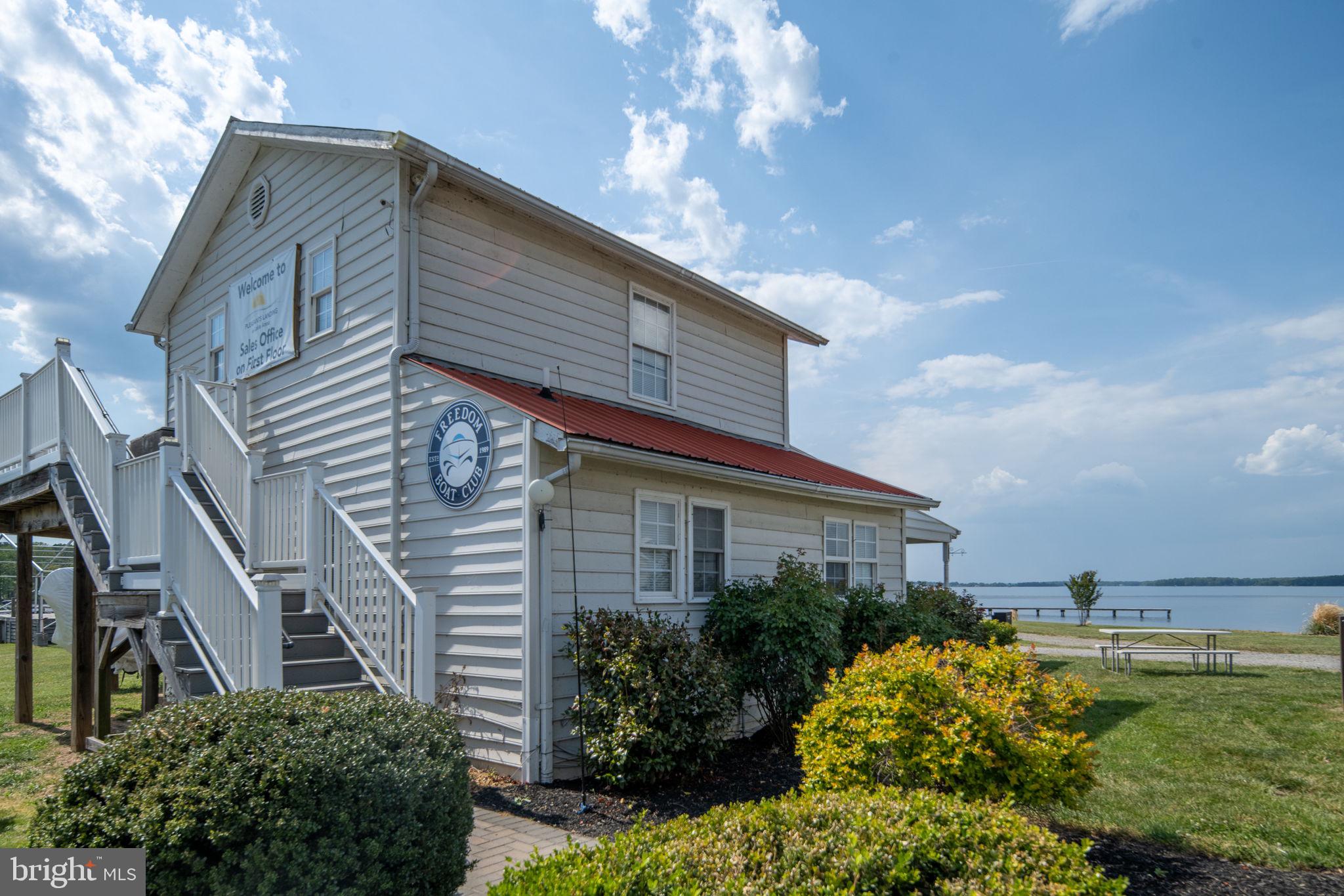 EQUESTRIAN LANDING - Residential