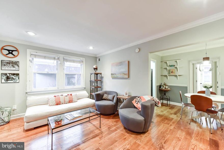 Nicely updated and meticulously maintained 1 bed/1 bath unit with dedicated off street parking spot at no extra cost in prime location just a few blocks from King St! Walk to shopping, grocery, and everything else Old Town Alexandria has to offer! Pets welcome on a case by case basis. May 1 move in date and can accommodate a 12 month term minimum or longer if desired.