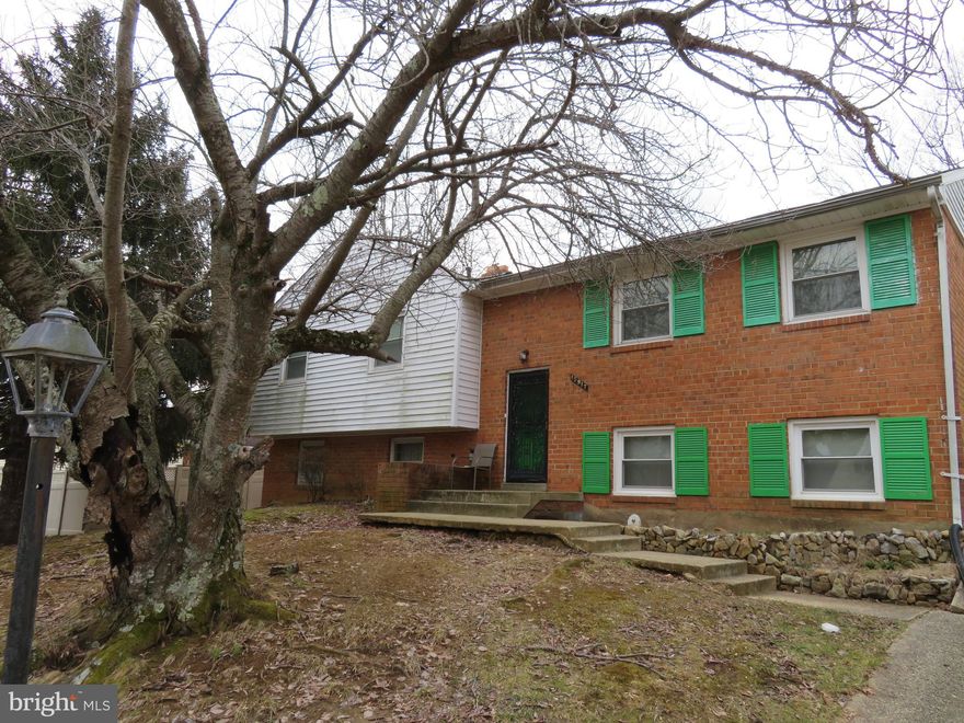 NEEDS LOVE BEST DESCRIBES THIS 3 BEDROOM, 2 FULL AND 1 HALF BATH HOME.  FEATURES INCLUDE 1 YEAR OLD ROOF,  LIVING ROOM AND DINING ROOM HARDWOOD, WOOD BURNING FIREPLACE AND INGROUND POOL.   NEEDS UPDATING TO MAKE IT YOUR OWN.  OFFER DEADLINE MARCH 4TH BY 5:00 PM.