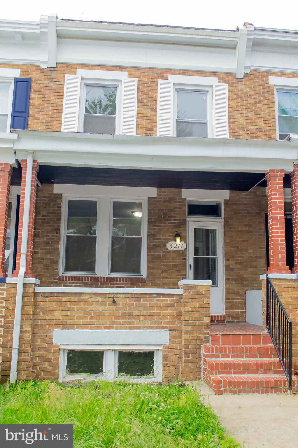 Beautifully 3-bedroom 1.5 baths fully updated in East Baltimore. The house features new laminate floors, freshly painted walls, washer/dryer, and SS Appliances.