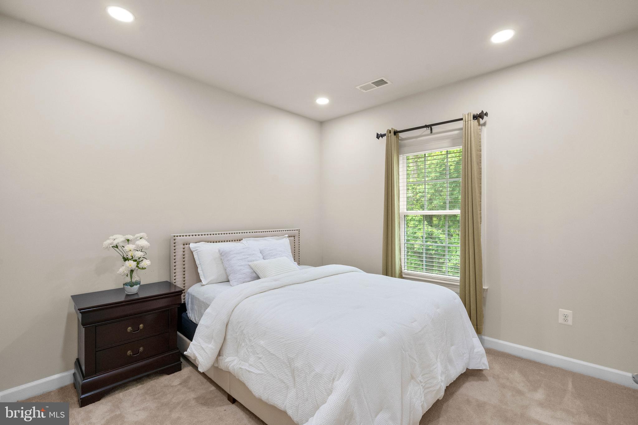 AUTUMN RIVER - Residential