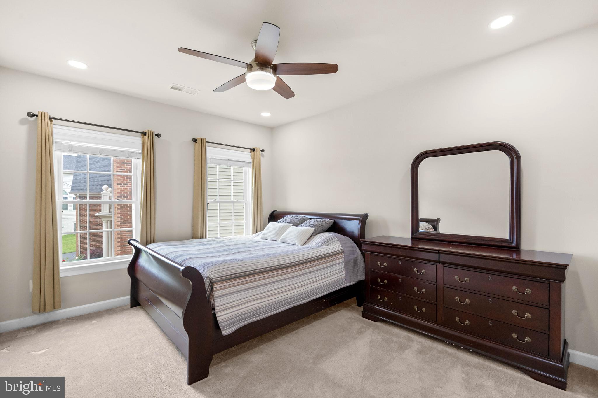 AUTUMN RIVER - Residential