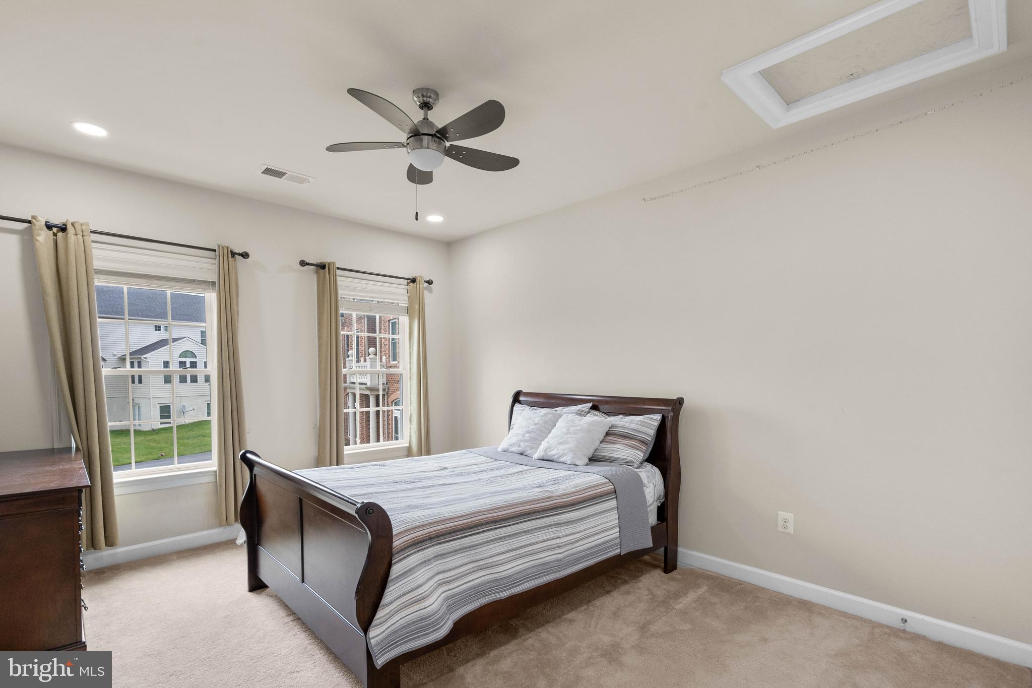 AUTUMN RIVER - Residential