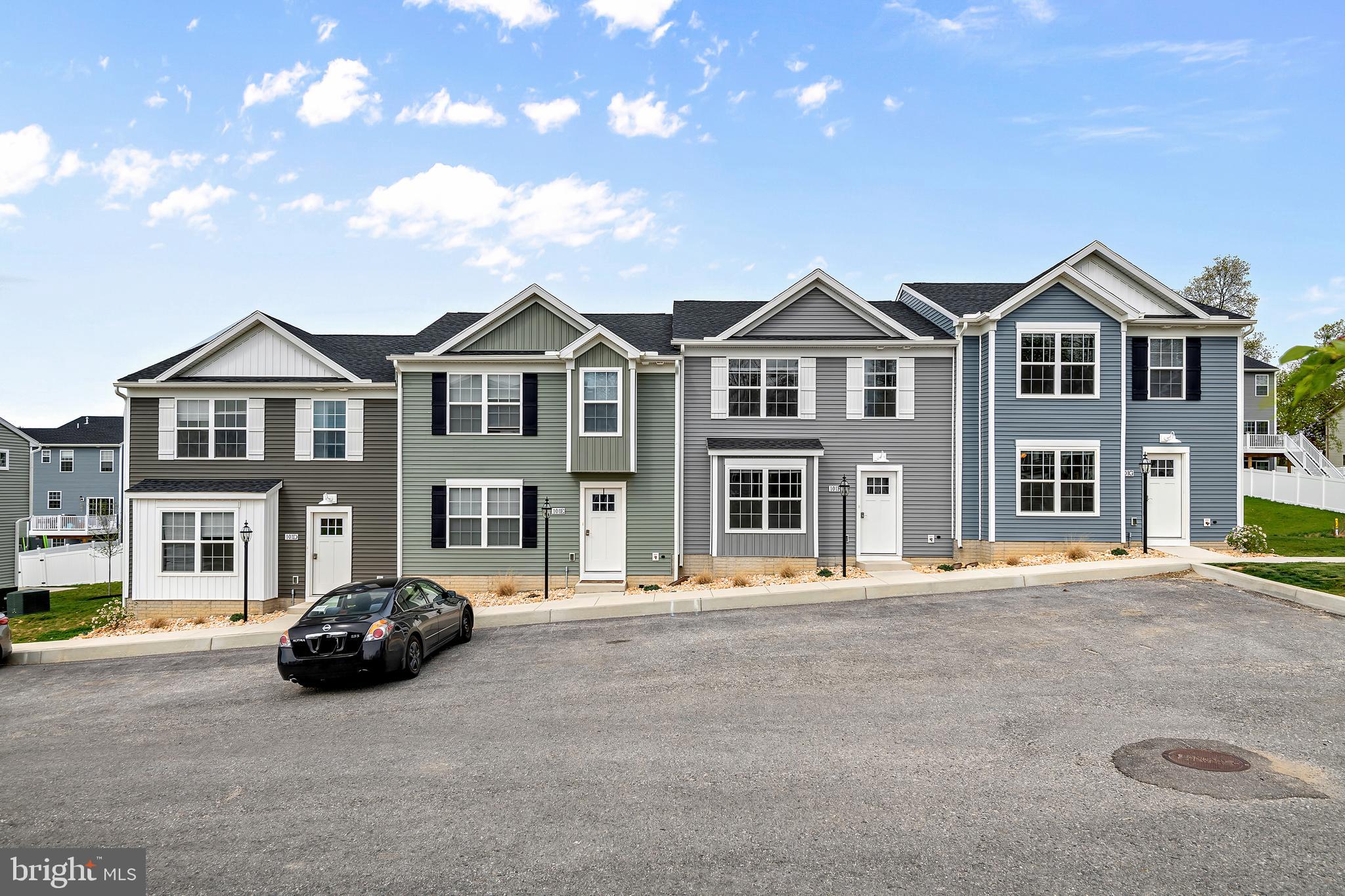 Welcome to Terraces at Maplewood in Harrisburg, PA, where spacious living meets convenience! Our modern townhomes are ideally located in the 17110 area, offering easy access to Wildwood Park, the State Museum of Pennsylvania, popular dining spots like The Capital Grille and The Copper Cup, and Harrisburg Area Community College.
Choose from our spacious 3-bedroom, 1252 sq. ft. or 4-bedroom, 1625 sq. ft. townhomes with garages. Each home features an open floor plan with a modern kitchen equipped with a refrigerator, microwave, and dishwasher, as well as a washer/dryer set for added convenience. Enjoy high ceilings, ample closet space, and plenty of natural light throughout your home.
Off-street parking and attached garages (for 4-bedroom homes) ensure that your living experience is as comfortable as possible. Plus, with easy access to major commuter routes and nearby attractions, commuting and enjoying all that Harrisburg has to offer is a breeze.
Schedule a private tour today to make Terraces at Maplewood your new home, where space, comfort, and convenience come together in the heart of Harrisburg. Model Pictured. Restrictions apply to community specials.