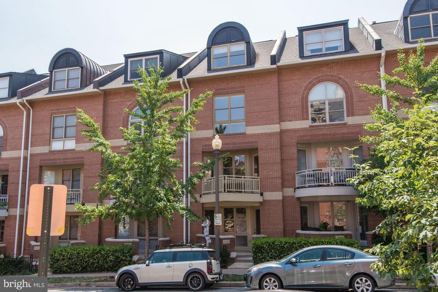 City living at it's finest! 4 lvl Townhome with gorgeous new kitchen, open floor on main level, master suite on 2nd level and two bedrooms on the top level. Lower level has 4th bedroom or den. Other features include hardwood floors, walls of windows, vaulted ceilings, 2 car garage, front patio & main level deck. Walkable to 2 metros, shops, eateries, workout centers & Georgetown. Offers Due June20